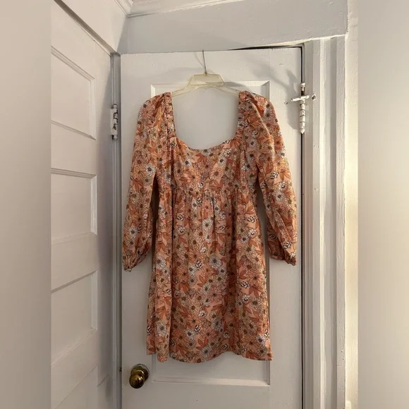 Such a cute dress! Peach floral perfect for summer and a vacation! - Picture 4 of 8